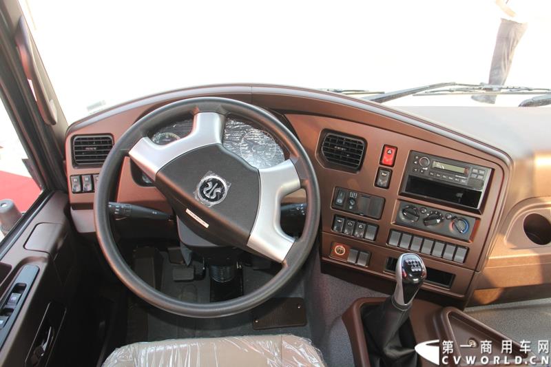 8月21日，中国重汽曼技术新斯太尔创富品鉴会在山东省济宁市盛大开幕，中国重汽为济宁用户带来了全新升级的斯太尔产品。活动现场斩获126台订单。图为：斯太尔D7B重卡内饰