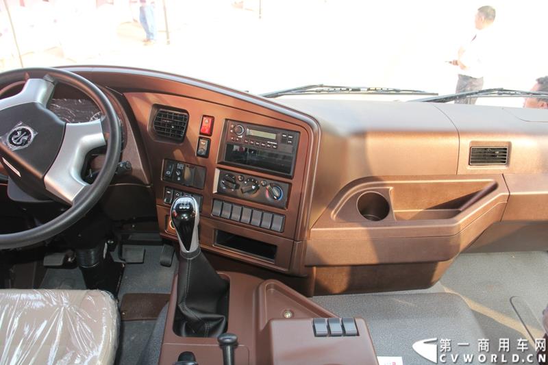 8月21日，中国重汽曼技术新斯太尔创富品鉴会在山东省济宁市盛大开幕，中国重汽为济宁用户带来了全新升级的斯太尔产品。活动现场斩获126台订单。图为：斯太尔D7B重卡内饰