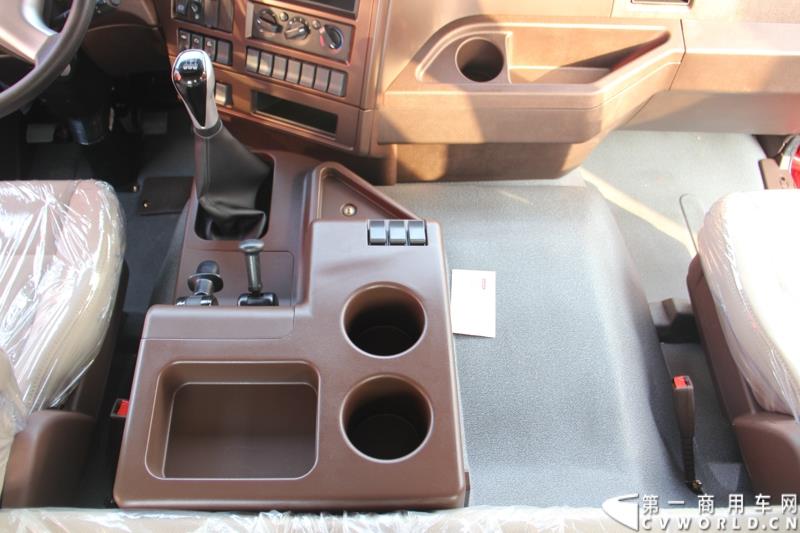 8月21日，中国重汽曼技术新斯太尔创富品鉴会在山东省济宁市盛大开幕，中国重汽为济宁用户带来了全新升级的斯太尔产品。活动现场斩获126台订单。图为：斯太尔D7B重卡内饰