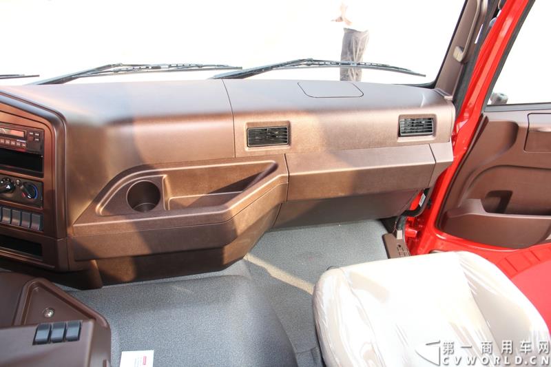 8月21日，中国重汽曼技术新斯太尔创富品鉴会在山东省济宁市盛大开幕，中国重汽为济宁用户带来了全新升级的斯太尔产品。活动现场斩获126台订单。图为：斯太尔D7B重卡内饰