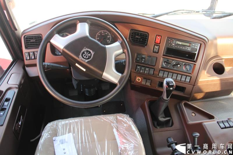 8月21日，中国重汽曼技术新斯太尔创富品鉴会在山东省济宁市盛大开幕，中国重汽为济宁用户带来了全新升级的斯太尔产品。活动现场斩获126台订单。图为：斯太尔D7B重卡内饰