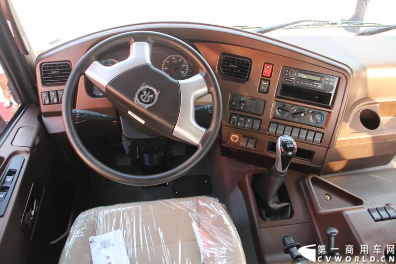 8月21日，中国重汽曼技术新斯太尔创富品鉴会在山东省济宁市盛大开幕，中国重汽为济宁用户带来了全新升级的斯太尔产品。活动现场斩获126台订单。图为：斯太尔D7B重卡内饰