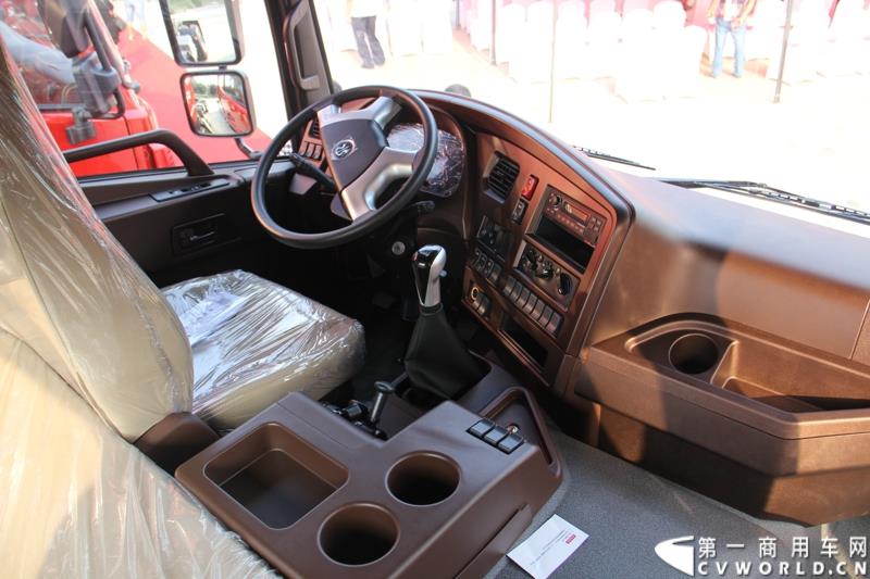 8月21日，中国重汽曼技术新斯太尔创富品鉴会在山东省济宁市盛大开幕，中国重汽为济宁用户带来了全新升级的斯太尔产品。活动现场斩获126台订单。图为：斯太尔D7B重卡内饰