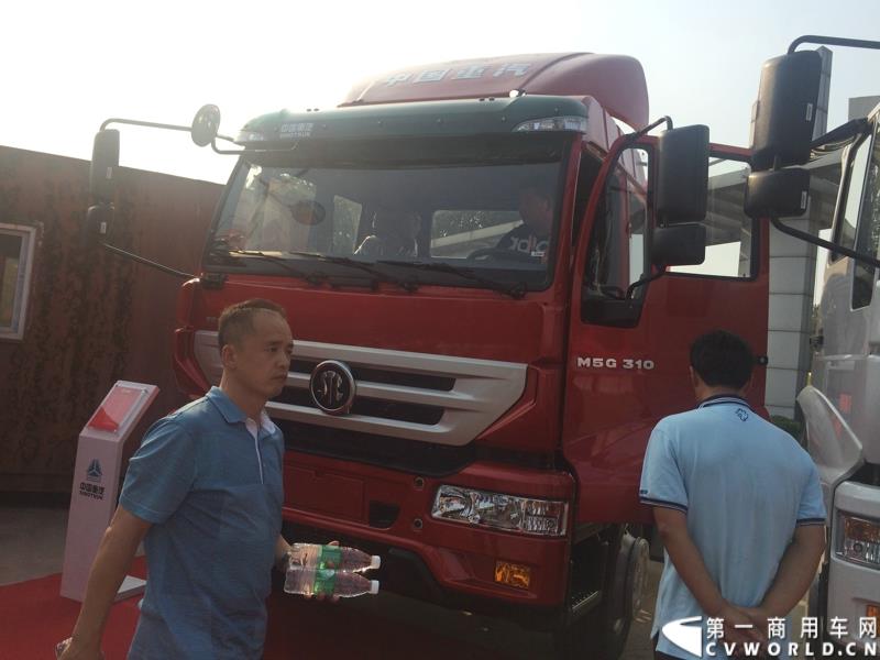 8月21日，中国重汽曼技术新斯太尔创富品鉴会在山东省济宁市盛大开幕，中国重汽为济宁用户带来了全新升级的斯太尔产品。活动现场斩获126台订单。图为：斯太尔M5G中重卡 