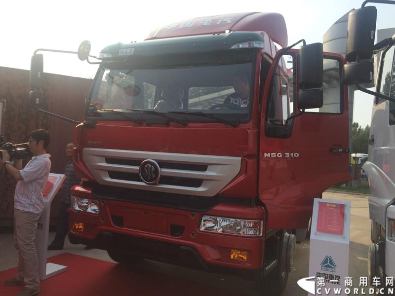 8月21日，中国重汽曼技术新斯太尔创富品鉴会在山东省济宁市盛大开幕，中国重汽为济宁用户带来了全新升级的斯太尔产品。活动现场斩获126台订单。图为：斯太尔M5G中重卡 