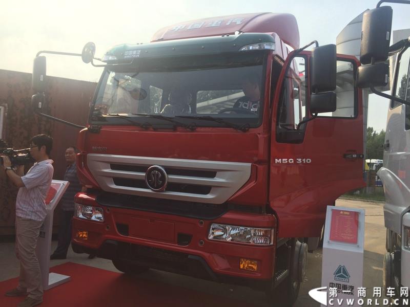 8月21日，中国重汽曼技术新斯太尔创富品鉴会在山东省济宁市盛大开幕，中国重汽为济宁用户带来了全新升级的斯太尔产品。活动现场斩获126台订单。图为：斯太尔M5G中重卡 