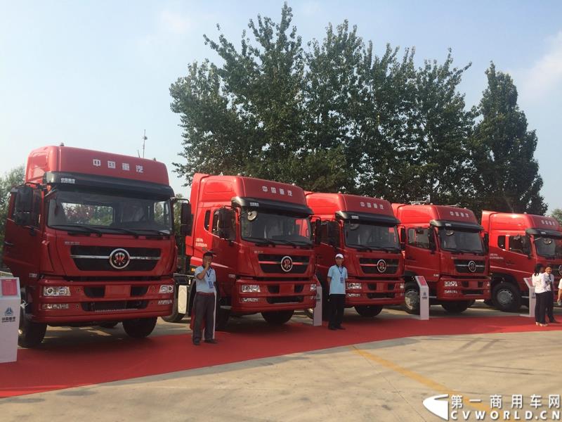 8月21日，中国重汽曼技术新斯太尔创富品鉴会在山东省济宁市盛大开幕，中国重汽为济宁用户带来了全新升级的斯太尔产品。活动现场斩获126台订单。图为：斯太尔品牌产品展示