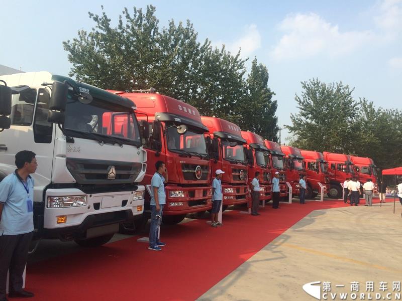 8月21日，中国重汽曼技术新斯太尔创富品鉴会在山东省济宁市盛大开幕，中国重汽为济宁用户带来了全新升级的斯太尔产品。活动现场斩获126台订单。图为：斯太尔品牌产品展示