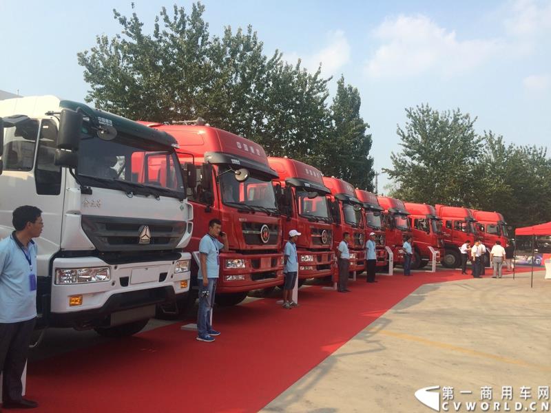 8月21日，中国重汽曼技术新斯太尔创富品鉴会在山东省济宁市盛大开幕，中国重汽为济宁用户带来了全新升级的斯太尔产品。活动现场斩获126台订单。图为：斯太尔品牌产品展示