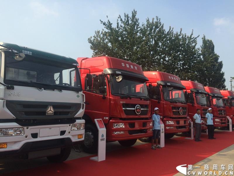 8月21日，中国重汽曼技术新斯太尔创富品鉴会在山东省济宁市盛大开幕，中国重汽为济宁用户带来了全新升级的斯太尔产品。活动现场斩获126台订单。图为：斯太尔品牌产品展示