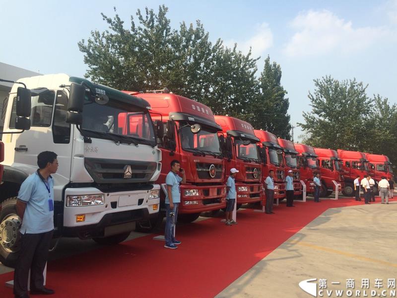 8月21日，中国重汽曼技术新斯太尔创富品鉴会在山东省济宁市盛大开幕，中国重汽为济宁用户带来了全新升级的斯太尔产品。活动现场斩获126台订单。图为：斯太尔品牌产品展示