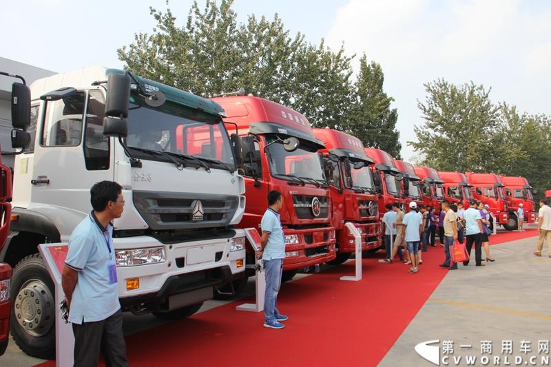 8月21日，中国重汽曼技术新斯太尔创富品鉴会在山东省济宁市盛大开幕，中国重汽为济宁用户带来了全新升级的斯太尔产品。活动现场斩获126台订单。图为：斯太尔品牌产品展示