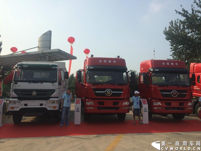 8月21日，中国重汽曼技术新斯太尔创富品鉴会在山东省济宁市盛大开幕，中国重汽为济宁用户带来了全新升级的斯太尔产品。活动现场斩获126台订单。图为：斯太尔品牌产品展示