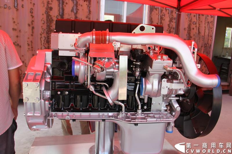 8月21日，中国重汽曼技术新斯太尔创富品鉴会在山东省济宁市盛大开幕，中国重汽为济宁用户带来了全新升级的斯太尔产品。活动现场斩获126台订单。图为：中国重汽MAN技术MC07柴油发动机