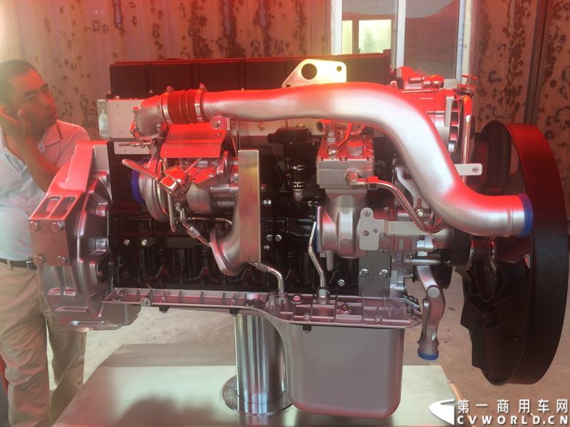 8月21日，中国重汽曼技术新斯太尔创富品鉴会在山东省济宁市盛大开幕，中国重汽为济宁用户带来了全新升级的斯太尔产品。活动现场斩获126台订单。图为：中国重汽MAN技术MC07柴油发动机