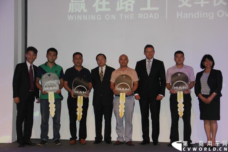 9月10日，曼恩商用车辆贸易（中国）有限公司在深圳正式宣布，将TCO收益宝升级到2.0版本，进一步帮助客户降低运营成本，提升收益。图为：交付车钥匙
