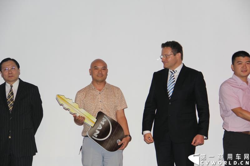 9月10日，曼恩商用车辆贸易（中国）有限公司在深圳正式宣布，将TCO收益宝升级到2.0版本，进一步帮助客户降低运营成本，提升收益。图为：交付车钥匙