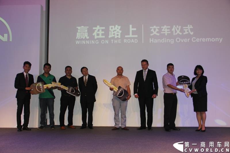 9月10日，曼恩商用车辆贸易（中国）有限公司在深圳正式宣布，将TCO收益宝升级到2.0版本，进一步帮助客户降低运营成本，提升收益。图为：交付车钥匙