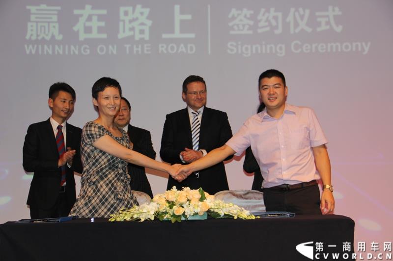 9月10日，曼恩商用车辆贸易（中国）有限公司在深圳正式宣布，将TCO收益宝升级到2.0版本，进一步帮助客户降低运营成本，提升收益。图为：客户现场签约
