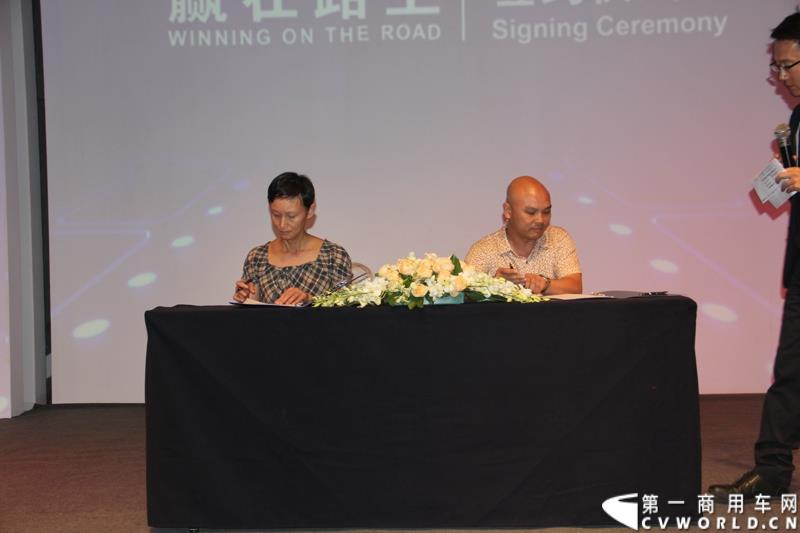 9月10日，曼恩商用车辆贸易（中国）有限公司在深圳正式宣布，将TCO收益宝升级到2.0版本，进一步帮助客户降低运营成本，提升收益。图为：客户现场签约