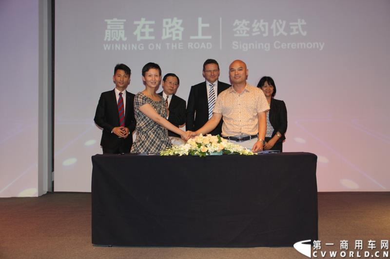 9月10日，曼恩商用车辆贸易（中国）有限公司在深圳正式宣布，将TCO收益宝升级到2.0版本，进一步帮助客户降低运营成本，提升收益。图为：客户现场签约