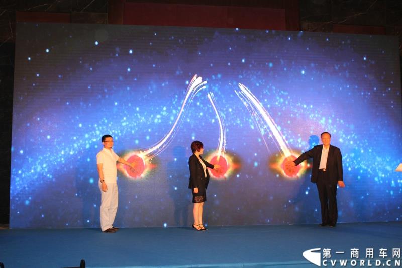 9月17日下午，由车讯网主办的“车迅实验室.拆车坊首拆商用车项目启动仪式”在北京举办。本次拆车坊将对上汽大通V80与江铃经典全顺进行拆解对比活动，这也是拆车坊首次涉及商用车领域。图为：“车迅实验室.拆车坊首拆商用车项目启动仪式”开始