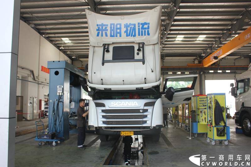 9月19日，斯堪尼亚顶级服务团队争霸赛亚太区决赛第一场决赛在广州直营店举行，来自8个地区的8支队伍，将通过两天的比赛和26-27日参赛的另外7支队伍一起争夺入围总决赛的门票。这也是该项比赛第一次将亚太区决赛设置在中国举行。图为：广州直营店