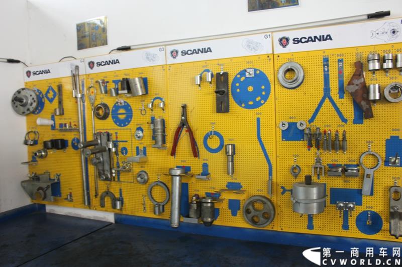 9月19日，斯堪尼亚顶级服务团队争霸赛亚太区决赛第一场决赛在广州直营店举行，来自8个地区的8支队伍，将通过两天的比赛和26-27日参赛的另外7支队伍一起争夺入围总决赛的门票。这也是该项比赛第一次将亚太区决赛设置在中国举行。图为：斯堪尼亚广州直营店一角