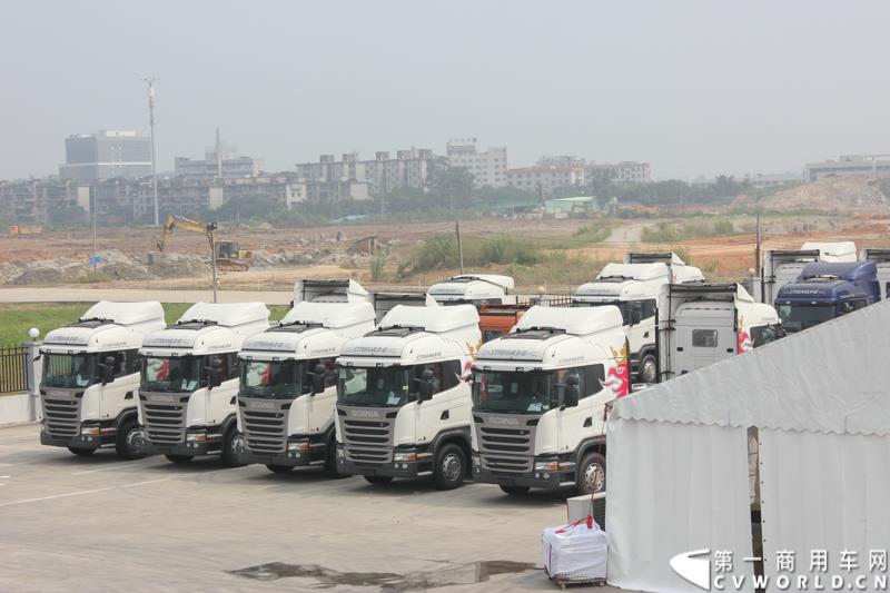 9月19日，斯堪尼亚顶级服务团队争霸赛亚太区决赛第一场决赛在广州直营店举行，来自8个地区的8支队伍，将通过两天的比赛和26-27日参赛的另外7支队伍一起争夺入围总决赛的门票。这也是该项比赛第一次将亚太区决赛设置在中国举行。图为：斯堪尼亚广州直营店