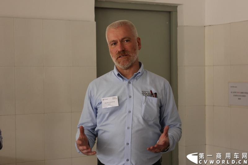 9月19日，斯堪尼亚顶级服务团队争霸赛亚太区决赛第一场决赛在广州直营店举行，来自8个地区的8支队伍，将通过两天的比赛和26-27日参赛的另外7支队伍一起争夺入围总决赛的门票。这也是该项比赛第一次将亚太区决赛设置在中国举行。图为：本次争霸赛裁判长