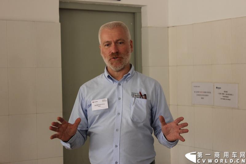 9月19日，斯堪尼亚顶级服务团队争霸赛亚太区决赛第一场决赛在广州直营店举行，来自8个地区的8支队伍，将通过两天的比赛和26-27日参赛的另外7支队伍一起争夺入围总决赛的门票。这也是该项比赛第一次将亚太区决赛设置在中国举行。图为：Harald介绍比赛规则