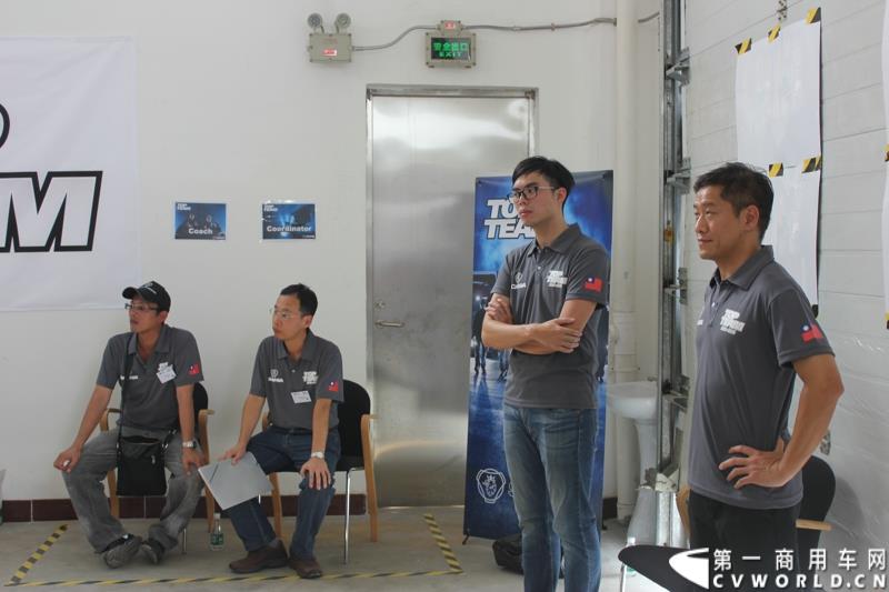 9月19日，斯堪尼亚顶级服务团队争霸赛亚太区决赛第一场决赛在广州直营店举行，来自8个地区的8支队伍，将通过两天的比赛和26-27日参赛的另外7支队伍一起争夺入围总决赛的门票。这也是该项比赛第一次将亚太区决赛设置在中国举行。图为：正在听比赛规则的学员们