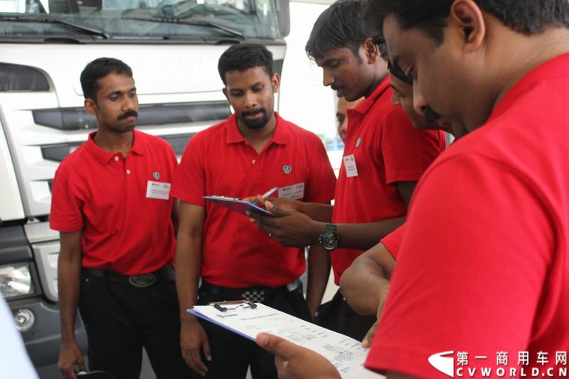 9月19日，斯堪尼亚顶级服务团队争霸赛亚太区决赛第一场决赛在广州直营店举行，来自8个地区的8支队伍，将通过两天的比赛和26-27日参赛的另外7支队伍一起争夺入围总决赛的门票。这也是该项比赛第一次将亚太区决赛设置在中国举行。图为：细心研究的选手