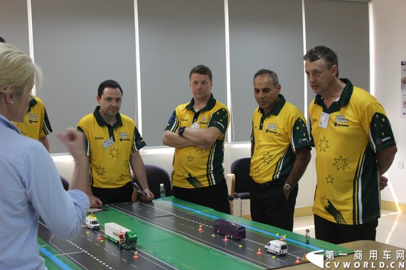 9月19日，斯堪尼亚顶级服务团队争霸赛亚太区决赛第一场决赛在广州直营店举行，来自8个地区的8支队伍，将通过两天的比赛和26-27日参赛的另外7支队伍一起争夺入围总决赛的门票。这也是该项比赛第一次将亚太区决赛设置在中国举行。图为：选手了解斯堪尼亚文化