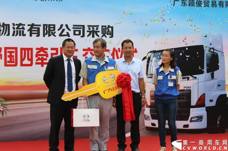  9月10上午，广汽日野&广汽丰田物流有限公司交车仪式在广州市广汽丰田物流园区举行，在本次交车仪式中，共有23辆广汽日野700国IV排放4х2牵引车现场交付。图为：车钥匙交付