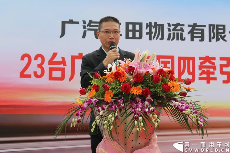 9月10上午，广汽日野&广汽丰田物流有限公司交车仪式在广州市广汽丰田物流园区举行，在本次交车仪式中，共有23辆广汽日野700国IV排放4х2牵引车现场交付。图为：广东颖俊贸易有限公司副总经理苏波
