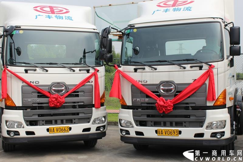  9月10上午，广汽日野&广汽丰田物流有限公司交车仪式在广州市广汽丰田物流园区举行，在本次交车仪式中，共有23辆广汽日野700国IV排放4х2牵引车现场交付。图为：广汽日野700重卡