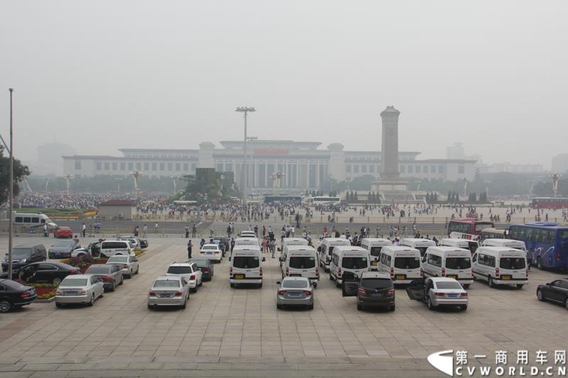 9月22日，“圆满完成胜利日阅兵外事用车保障任务表彰大会暨福田图雅诺‘致敬老兵计划’体验之旅”活动在北京人民大会堂盛大举行。表彰大会上，北京市人民政府外事办公室分别对胜利日阅兵期间做出突出贡献的福田汽车集团及北汽九龙第一分公司等四大汽车租赁公司进行了表彰；福田汽车集团与爱心速递基金联合开展的“致敬老兵计划”也同时启动。图为：福田图雅诺