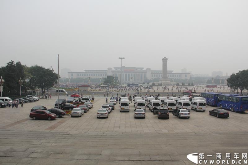 9月22日，“圆满完成胜利日阅兵外事用车保障任务表彰大会暨福田图雅诺‘致敬老兵计划’体验之旅”活动在北京人民大会堂盛大举行。表彰大会上，北京市人民政府外事办公室分别对胜利日阅兵期间做出突出贡献的福田汽车集团及北汽九龙第一分公司等四大汽车租赁公司进行了表彰；福田汽车集团与爱心速递基金联合开展的“致敬老兵计划”也同时启动。图为：福田图雅诺