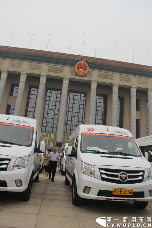 9月22日，“圆满完成胜利日阅兵外事用车保障任务表彰大会暨福田图雅诺‘致敬老兵计划’体验之旅”活动在北京人民大会堂盛大举行。表彰大会上，北京市人民政府外事办公室分别对胜利日阅兵期间做出突出贡献的福田汽车集团及北汽九龙第一分公司等四大汽车租赁公司进行了表彰；福田汽车集团与爱心速递基金联合开展的“致敬老兵计划”也同时启动。图为：福田图雅诺