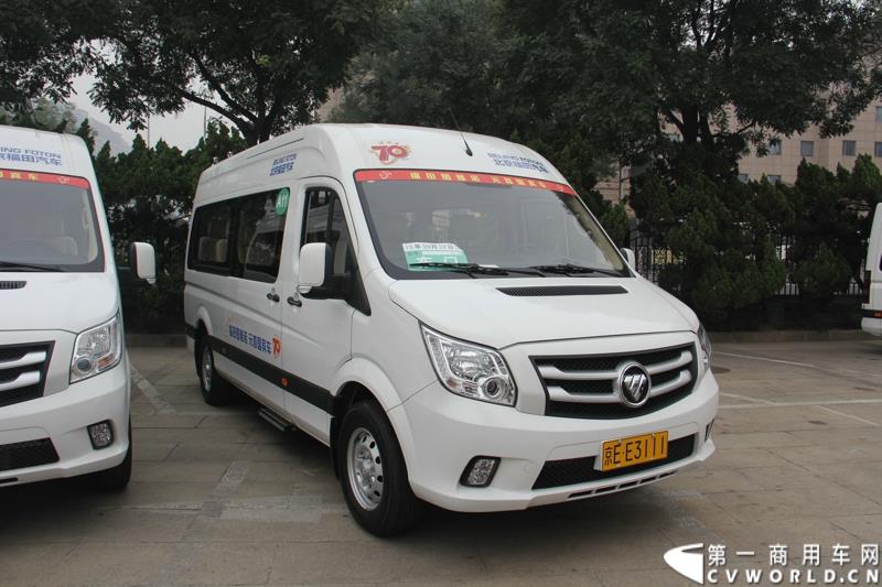 9月22日，“圆满完成胜利日阅兵外事用车保障任务表彰大会暨福田图雅诺‘致敬老兵计划’体验之旅”活动在北京人民大会堂盛大举行。表彰大会上，北京市人民政府外事办公室分别对胜利日阅兵期间做出突出贡献的福田汽车集团及北汽九龙第一分公司等四大汽车租赁公司进行了表彰；福田汽车集团与爱心速递基金联合开展的“致敬老兵计划”也同时启动。图为：福田图雅诺德系大VAN