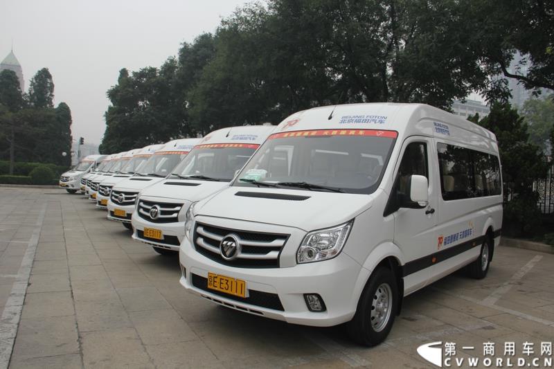 9月22日，“圆满完成胜利日阅兵外事用车保障任务表彰大会暨福田图雅诺‘致敬老兵计划’体验之旅”活动在北京人民大会堂盛大举行。表彰大会上，北京市人民政府外事办公室分别对胜利日阅兵期间做出突出贡献的福田汽车集团及北汽九龙第一分公司等四大汽车租赁公司进行了表彰；福田汽车集团与爱心速递基金联合开展的“致敬老兵计划”也同时启动。图为：福田图雅诺德系大VAN