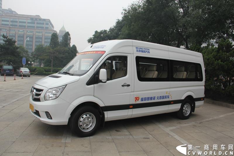 9月22日，“圆满完成胜利日阅兵外事用车保障任务表彰大会暨福田图雅诺‘致敬老兵计划’体验之旅”活动在北京人民大会堂盛大举行。表彰大会上，北京市人民政府外事办公室分别对胜利日阅兵期间做出突出贡献的福田汽车集团及北汽九龙第一分公司等四大汽车租赁公司进行了表彰；福田汽车集团与爱心速递基金联合开展的“致敬老兵计划”也同时启动。图为：福田图雅诺德系大VAN