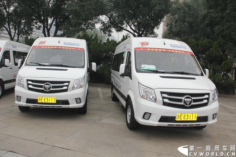 9月22日，“圆满完成胜利日阅兵外事用车保障任务表彰大会暨福田图雅诺‘致敬老兵计划’体验之旅”活动在北京人民大会堂盛大举行。表彰大会上，北京市人民政府外事办公室分别对胜利日阅兵期间做出突出贡献的福田汽车集团及北汽九龙第一分公司等四大汽车租赁公司进行了表彰；福田汽车集团与爱心速递基金联合开展的“致敬老兵计划”也同时启动。图为：福田图雅诺德系大VAN