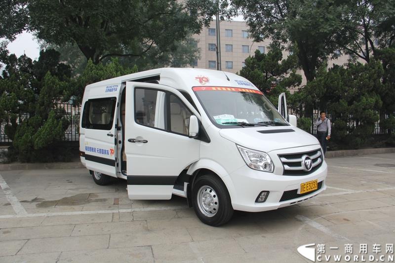 9月22日，“圆满完成胜利日阅兵外事用车保障任务表彰大会暨福田图雅诺‘致敬老兵计划’体验之旅”活动在北京人民大会堂盛大举行。表彰大会上，北京市人民政府外事办公室分别对胜利日阅兵期间做出突出贡献的福田汽车集团及北汽九龙第一分公司等四大汽车租赁公司进行了表彰；福田汽车集团与爱心速递基金联合开展的“致敬老兵计划”也同时启动。图为：福田图雅诺德系大VAN