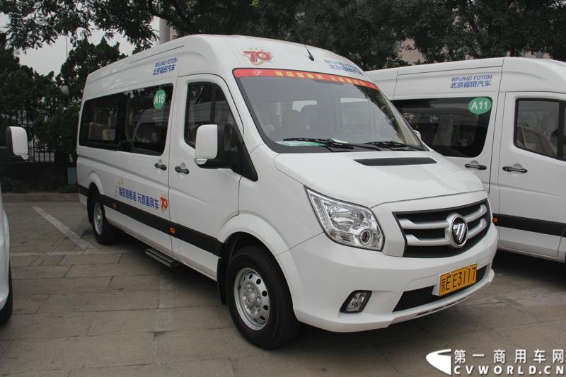 9月22日，“圆满完成胜利日阅兵外事用车保障任务表彰大会暨福田图雅诺‘致敬老兵计划’体验之旅”活动在北京人民大会堂盛大举行。表彰大会上，北京市人民政府外事办公室分别对胜利日阅兵期间做出突出贡献的福田汽车集团及北汽九龙第一分公司等四大汽车租赁公司进行了表彰；福田汽车集团与爱心速递基金联合开展的“致敬老兵计划”也同时启动。图为：福田图雅诺德系大VAN