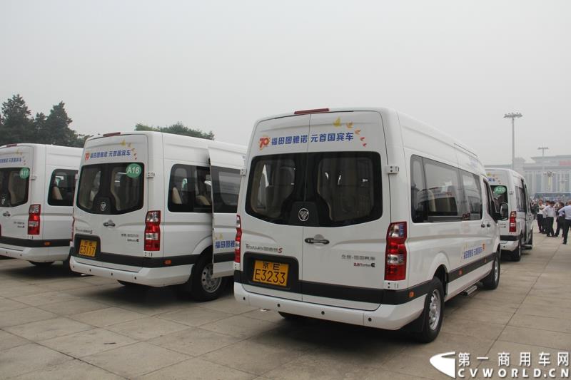 9月22日，“圆满完成胜利日阅兵外事用车保障任务表彰大会暨福田图雅诺‘致敬老兵计划’体验之旅”活动在北京人民大会堂盛大举行。表彰大会上，北京市人民政府外事办公室分别对胜利日阅兵期间做出突出贡献的福田汽车集团及北汽九龙第一分公司等四大汽车租赁公司进行了表彰；福田汽车集团与爱心速递基金联合开展的“致敬老兵计划”也同时启动。图为：福田图雅诺德系大VAN