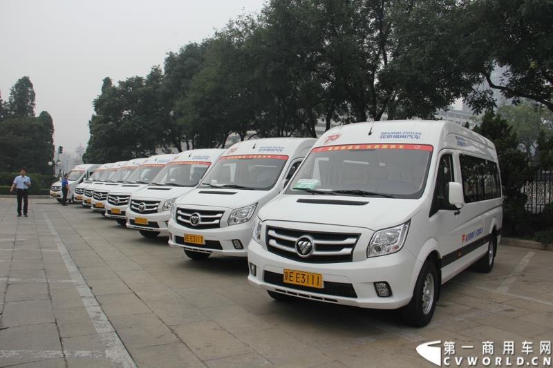 9月22日，“圆满完成胜利日阅兵外事用车保障任务表彰大会暨福田图雅诺‘致敬老兵计划’体验之旅”活动在北京人民大会堂盛大举行。表彰大会上，北京市人民政府外事办公室分别对胜利日阅兵期间做出突出贡献的福田汽车集团及北汽九龙第一分公司等四大汽车租赁公司进行了表彰；福田汽车集团与爱心速递基金联合开展的“致敬老兵计划”也同时启动。图为：福田图雅诺德系大VAN