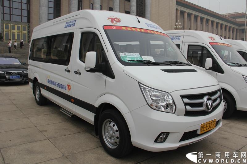 9月22日，“圆满完成胜利日阅兵外事用车保障任务表彰大会暨福田图雅诺‘致敬老兵计划’体验之旅”活动在北京人民大会堂盛大举行。表彰大会上，北京市人民政府外事办公室分别对胜利日阅兵期间做出突出贡献的福田汽车集团及北汽九龙第一分公司等四大汽车租赁公司进行了表彰；福田汽车集团与爱心速递基金联合开展的“致敬老兵计划”也同时启动。图为：福田图雅诺德系大VAN