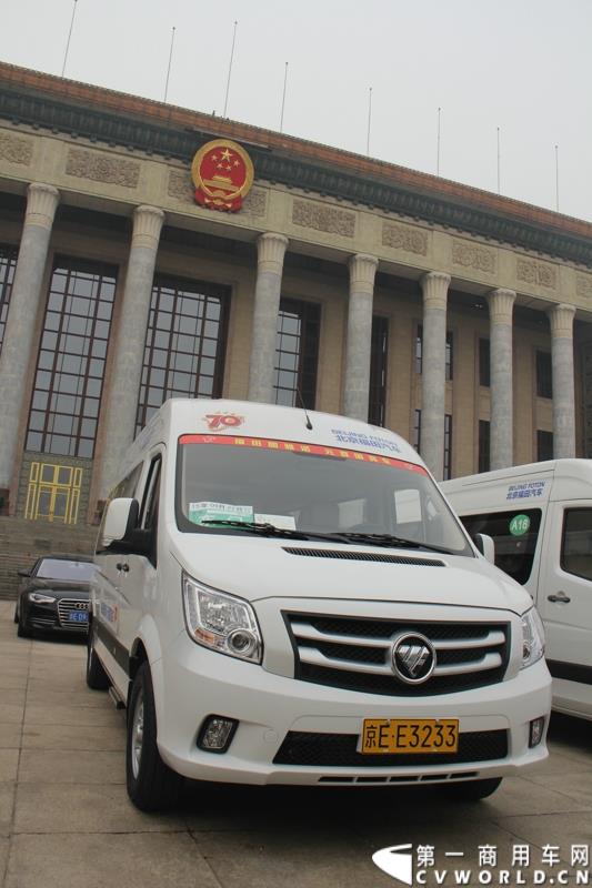 9月22日，“圆满完成胜利日阅兵外事用车保障任务表彰大会暨福田图雅诺‘致敬老兵计划’体验之旅”活动在北京人民大会堂盛大举行。表彰大会上，北京市人民政府外事办公室分别对胜利日阅兵期间做出突出贡献的福田汽车集团及北汽九龙第一分公司等四大汽车租赁公司进行了表彰；福田汽车集团与爱心速递基金联合开展的“致敬老兵计划”也同时启动。图为：福田图雅诺德系大VAN